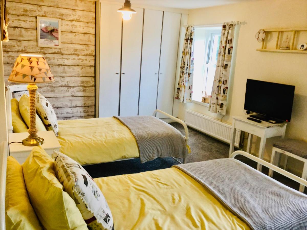 Charming 2 Bed House Near Rhoscolyn Discounts For Villa Хоулихед Екстериор снимка